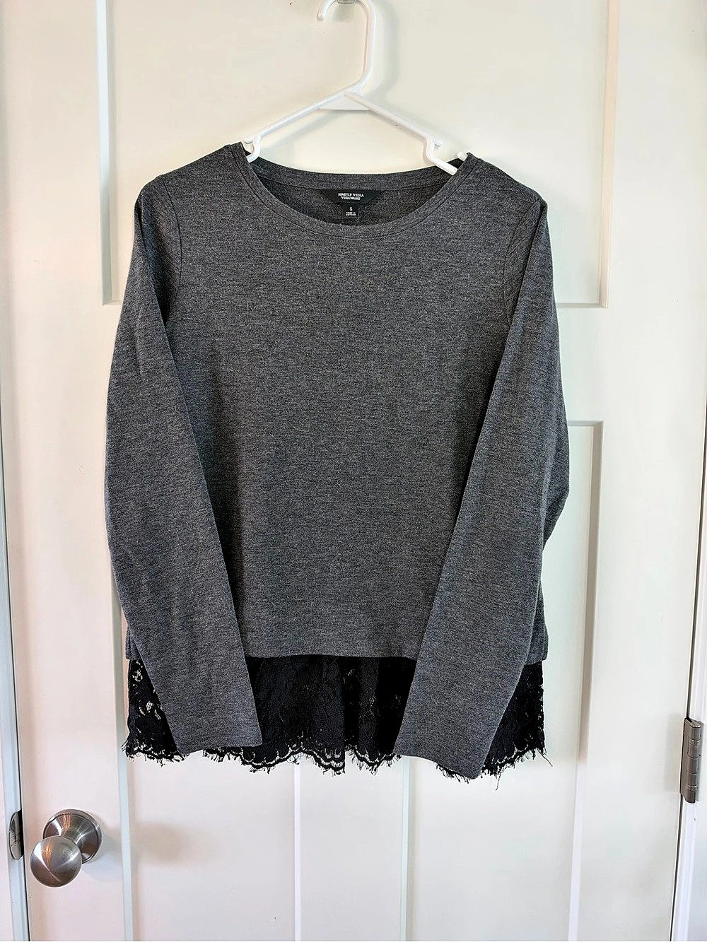 Simply Vera Wang Gray Lace Hem Long Sleeve Top Size Small